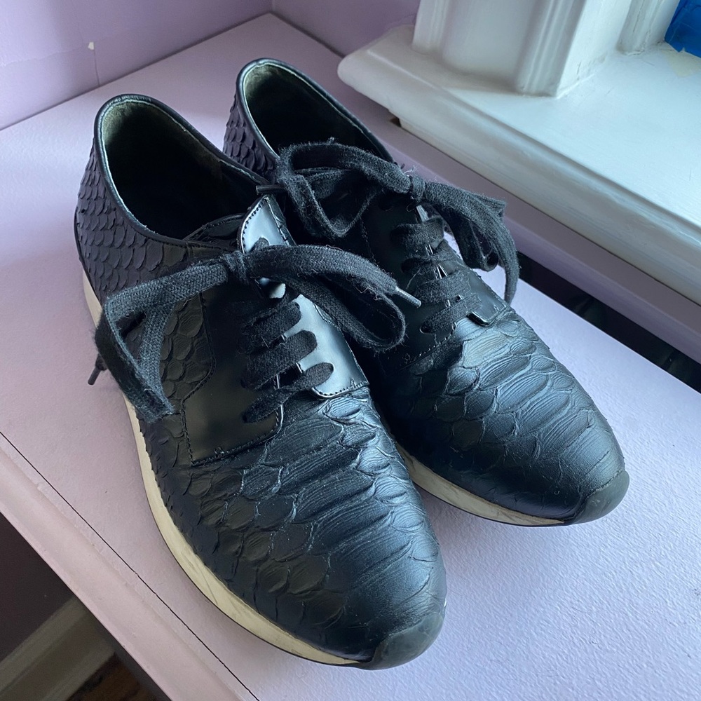 Vince black leather sneakers size 7 (EUR 37)